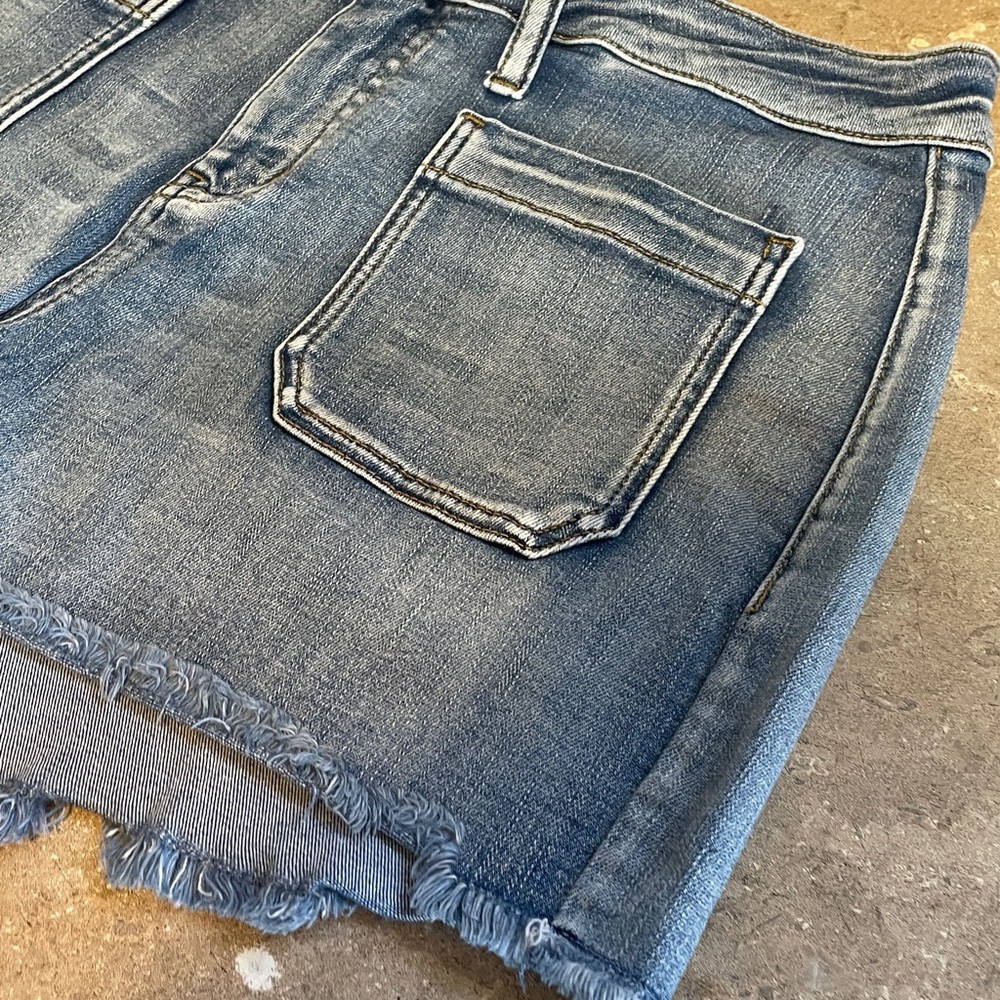 Judy Blue Size 29 Frayed Hem Jean Shorts - Picture 2 of 10